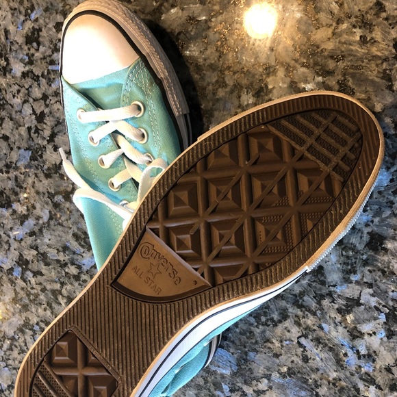 Woman converse - Picture 1 of 3